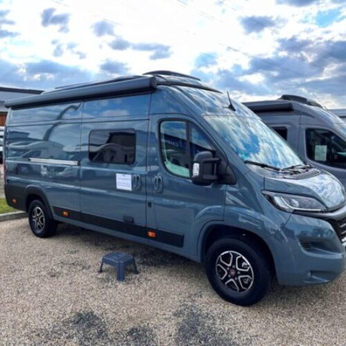 VAN aménagé Vandesigners Gus – 4 places – FIAT Ducato 180 CV BVA – Toit relevable Skyup – 6,36 m