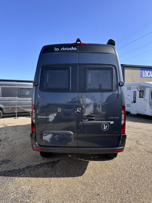 La Strada Regent S 4x4 – Van premium 5,93 m – Mercedes 190 CV BVA9 – 2 couchages – Neuf 2024 – Image 4