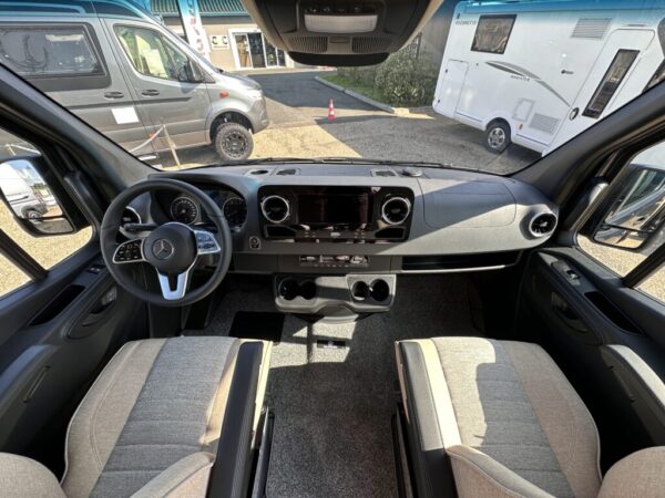 La Strada Regent S 4x4 – Van premium 5,93 m – Mercedes 190 CV BVA9 – 2 couchages – Neuf 2024 – Image 7