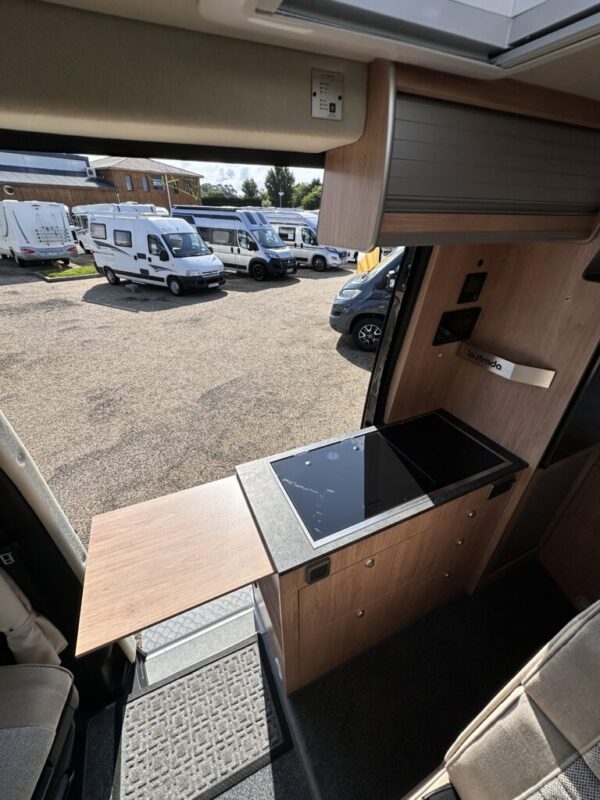 La Strada Regent S 4x4 – Van premium 5,93 m – Mercedes 190 CV BVA9 – 2 couchages – Neuf 2024 – Image 8