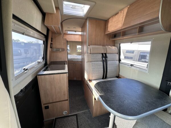 La Strada Regent S 4x4 – Van premium 5,93 m – Mercedes 190 CV BVA9 – 2 couchages – Neuf 2024 – Image 9