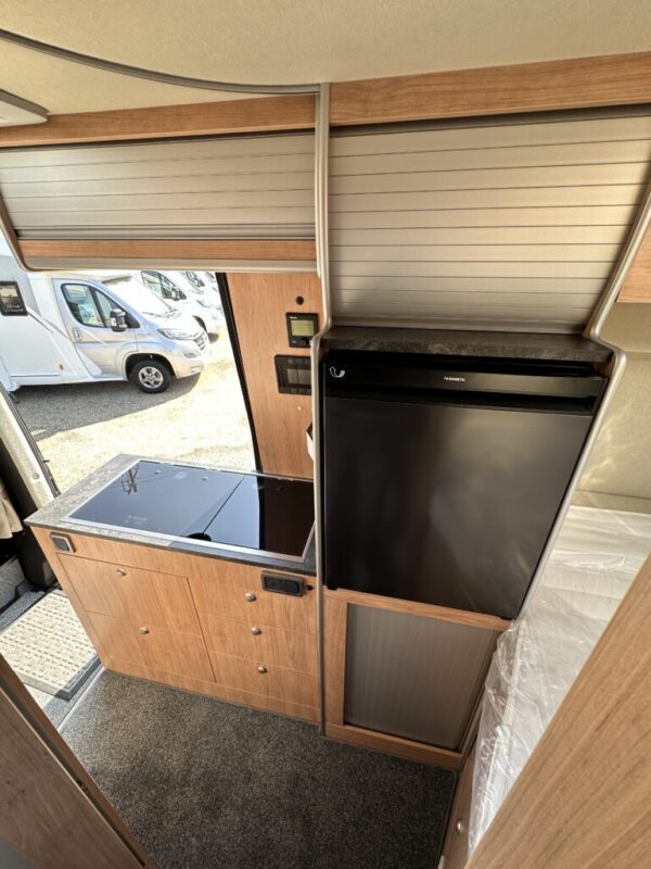 La Strada Regent S 4x4 – Van premium 5,93 m – Mercedes 190 CV BVA9 – 2 couchages – Neuf 2024 – Image 10