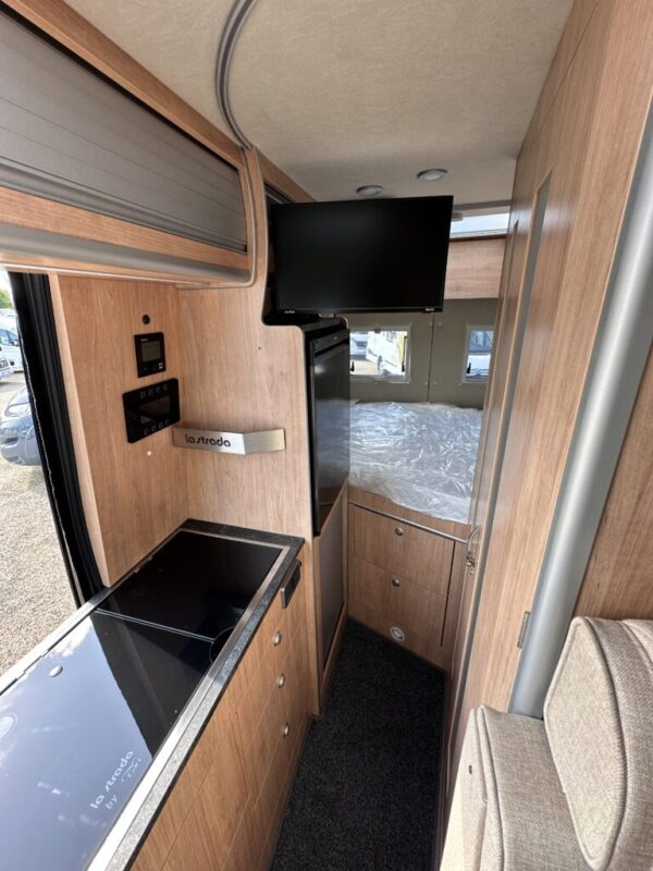 La Strada Regent S 4x4 – Van premium 5,93 m – Mercedes 190 CV BVA9 – 2 couchages – Neuf 2024 – Image 14
