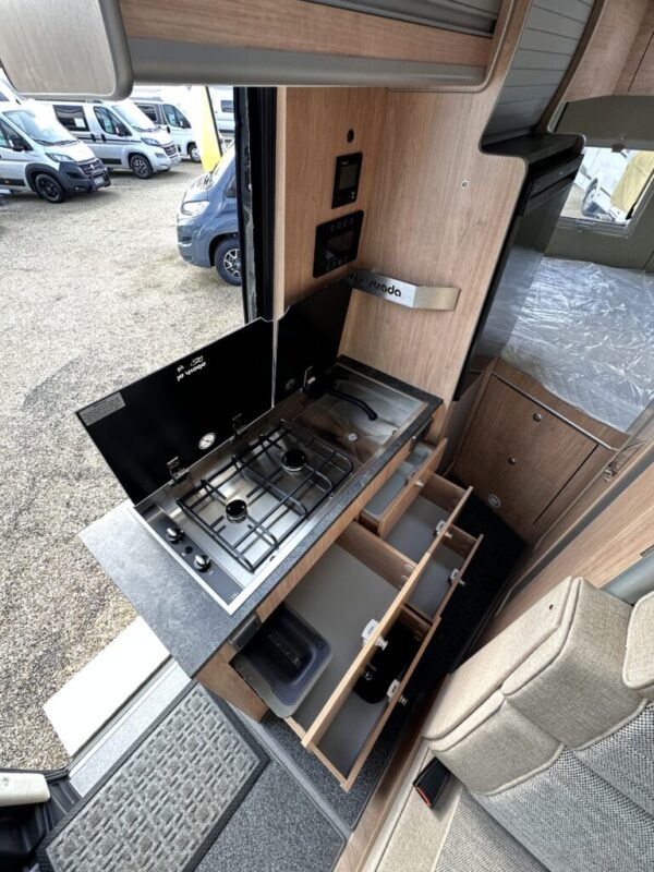 La Strada Regent S 4x4 – Van premium 5,93 m – Mercedes 190 CV BVA9 – 2 couchages – Neuf 2024 – Image 15