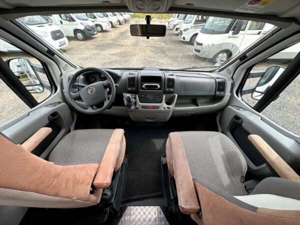 Dethleffs T 7151 Globe 4 Luxus – Profilé 7,61 m – Lit central 150 cm – 4 couchages – Fiat Ducato 2.3 MJT – Image 5