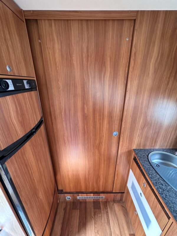 Dethleffs T 7151 Globe 4 Luxus – Profilé 7,61 m – Lit central 150 cm – 4 couchages – Fiat Ducato 2.3 MJT – Image 7