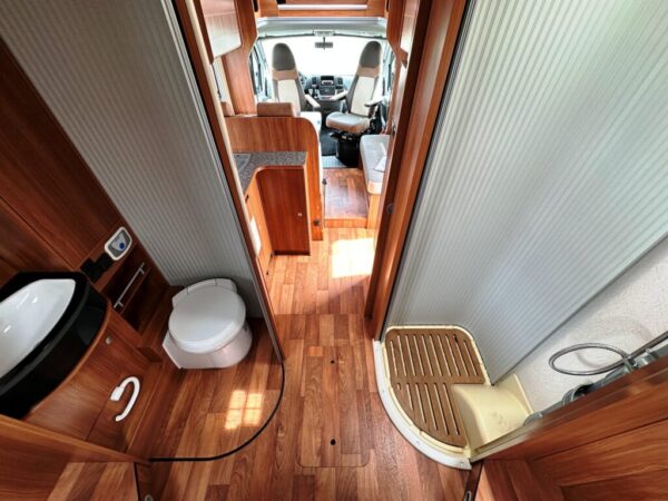 Dethleffs T 7151 Globe 4 Luxus – Profilé 7,61 m – Lit central 150 cm – 4 couchages – Fiat Ducato 2.3 MJT – Image 9