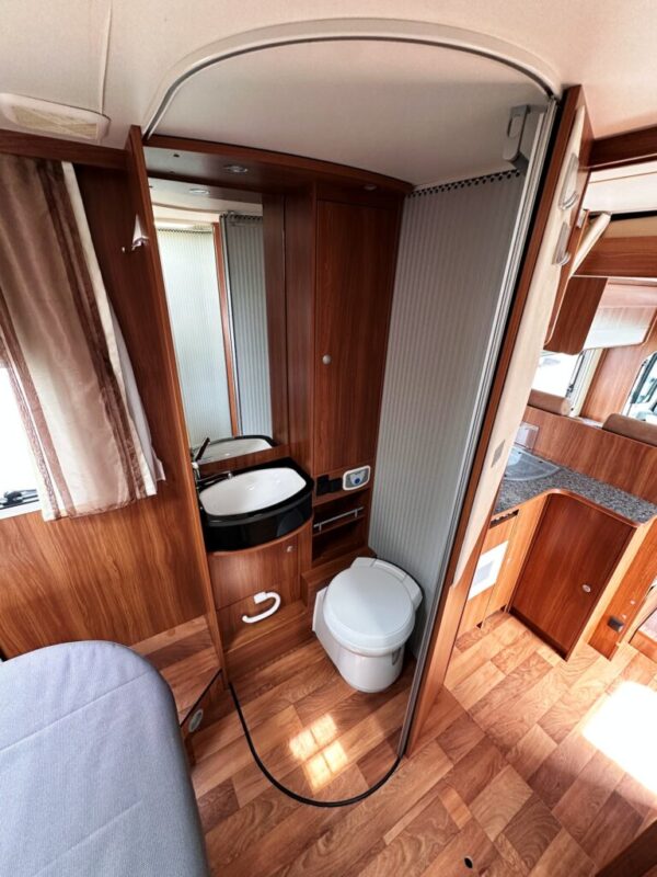 Dethleffs T 7151 Globe 4 Luxus – Profilé 7,61 m – Lit central 150 cm – 4 couchages – Fiat Ducato 2.3 MJT – Image 10