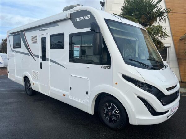 McLouis Nevis 881 – Intégral 7,45 m – Lit central + pavillon – Boîte auto – 4 couchages – 2024