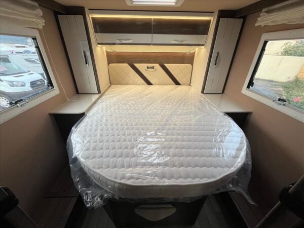 McLouis Nevis 881 – Intégral 7,45 m – Lit central + pavillon – Boîte auto – 4 couchages – 2024 – Image 7