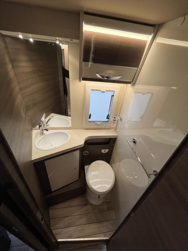 McLouis Nevis 881 – Intégral 7,45 m – Lit central + pavillon – Boîte auto – 4 couchages – 2024 – Image 8
