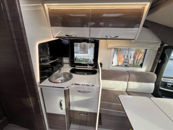 McLouis Nevis 881 – Intégral 7,45 m – Lit central + pavillon – Boîte auto – 4 couchages – 2024 – Image 5