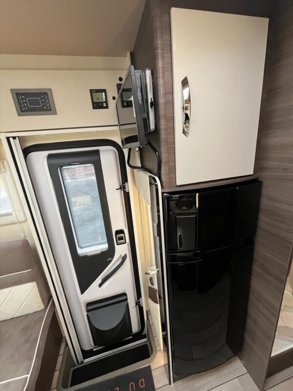 McLouis Nevis 881 – Intégral 7,45 m – Lit central + pavillon – Boîte auto – 4 couchages – 2024 – Image 9