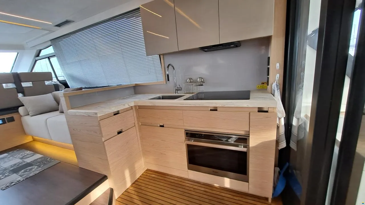 Beneteau MONTE CARLO 52 Flybridge – Image 8