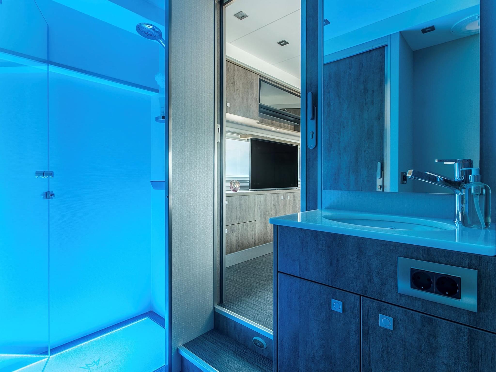 Camping-car MERCEDES-BENZ Actros 1842 – Image 14